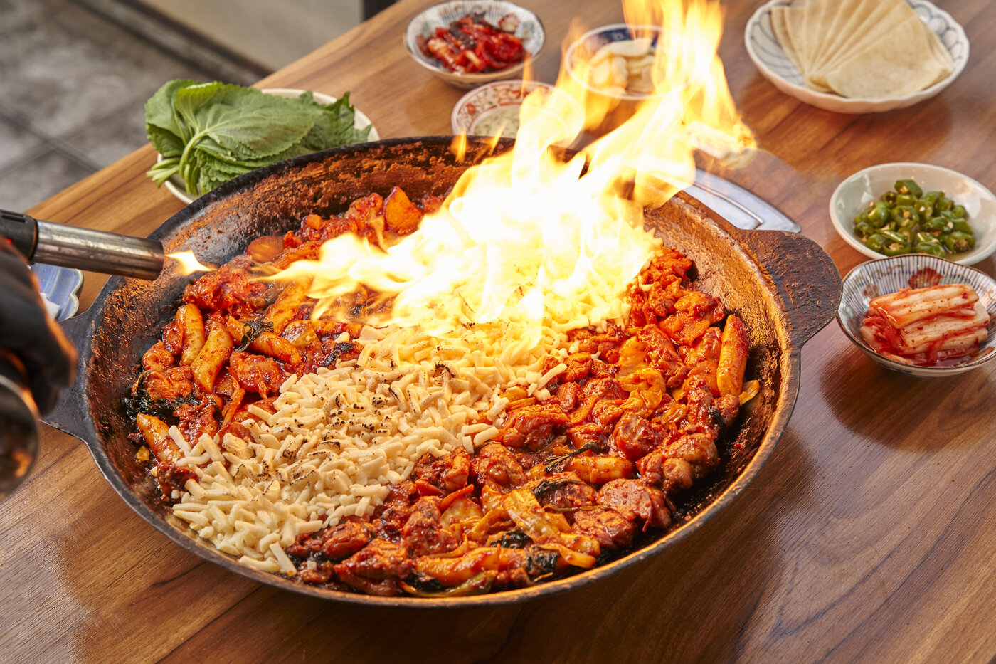 토치로 굽는 장면