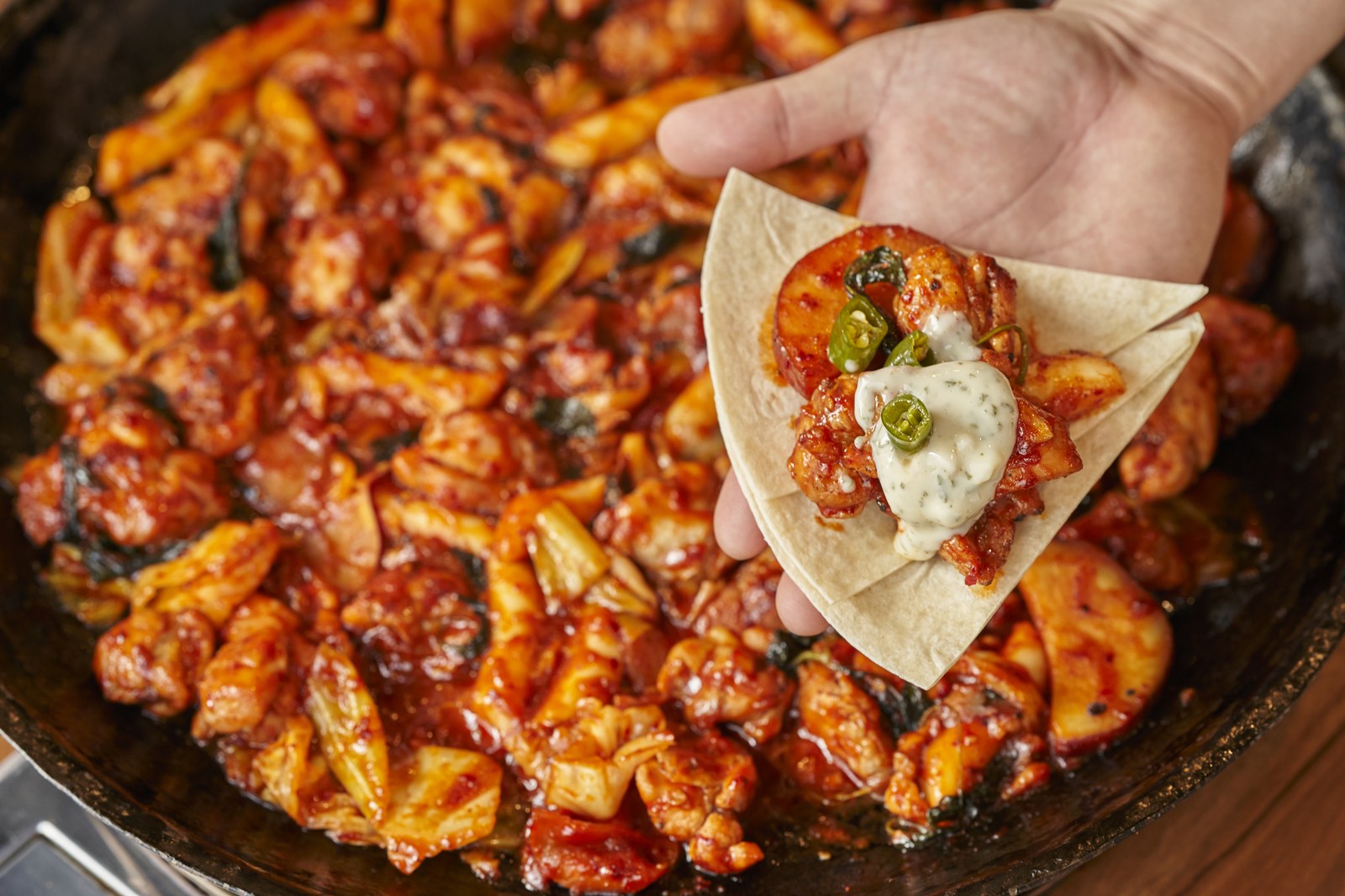 또띠아에 싸먹는 직화 닭갈비